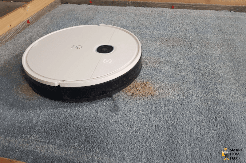 Yeedi Vac Hybrid saugt im Reinigungstest Sand auf einem Teppich.